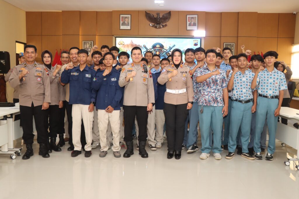 Kapolres Magelang Kota berfoto bersama para juara usai kompetisi E-sport.