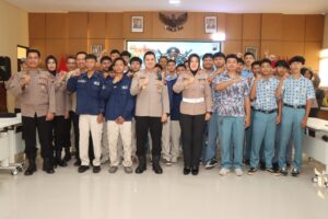 Kapolres Magelang Kota berfoto bersama para juara usai kompetisi E-sport.