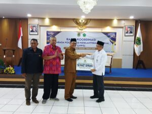 Baznas menyerahkan paket bantuan sembako kepada LKKS melalui Dinas Sosial Provinsi Jawa Tengah