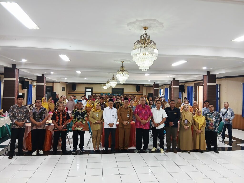 Peserta Rakor LKKS berfoto bersama Kepala Dinas Sosial dan Ketua LKKS Provinsi Jawa Tengah.(LTN)