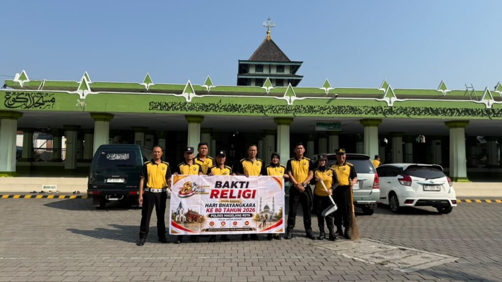 Anggota Polres Magelang Kota Bersihkan Tempat Ibadah yang ada di seputaran aloon-aloon (LTN)