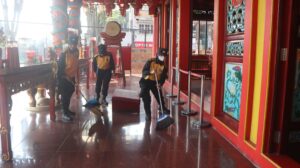 Anggota Polres Magelan Kota Bersihkan Klenteng (LTN)