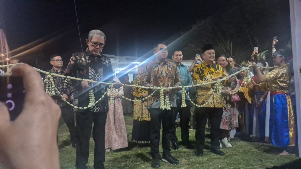 Walikota Magelang didampingi Wakil Walikota dan Deputy Mentri Perindustrian Menggunting Pita Arena Magelang Fair 2026. (LTN)